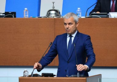 Лидерът на Възраждане Костадин Костадинов направи изказване от трибуната на