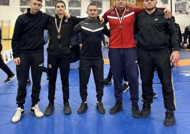 Борците свободен стил на Локомотив с треньор Александър Грибков записаха