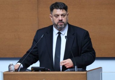 Атанас Зафиров прочете декларация от парламентрантарната трибуна от името на