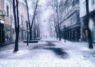 Синоптиците от НИМХ издадоха предупредителен жълт код за снеговалеж и поледици във