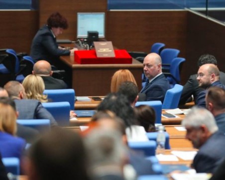 Депутатите прекратиха заседанието, събират се отново в сряда