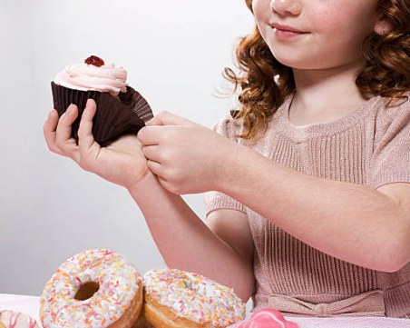 Прекомерната консумация на захар при децата ги разболява