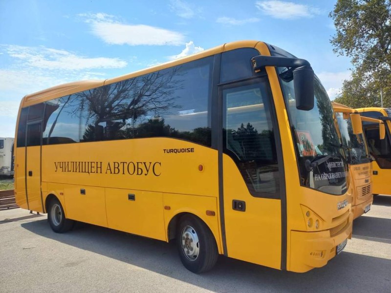 Камион удари ученически автобус с 19 деца, 2 са леко пострадали