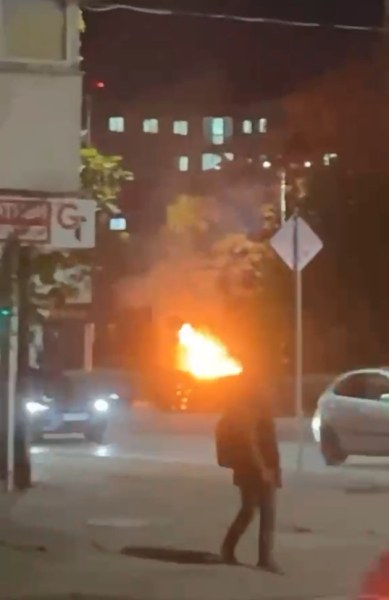 Кола избухна в пламъци на булевард Пещерско шосе“ в Пловдив.