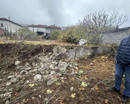 Багери копаят незаконно основи за къща с басейн в Куклен, влязоха у съседите