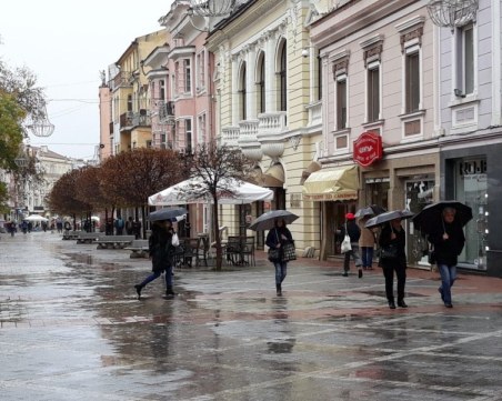 Чести краткотрайни валежи и ниски температури в Пловдив