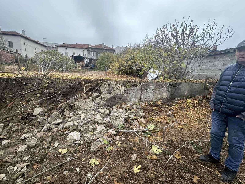 Багери копаят основи за къща с басейн в Куклен, влязоха у съседите