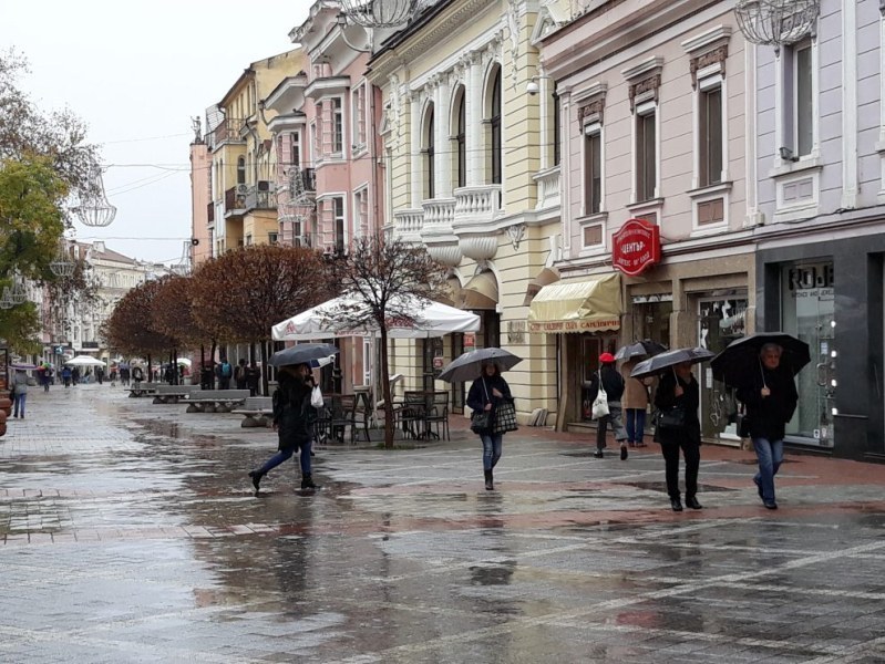 Чести краткотрайни валежи и ниски температури в Пловдив