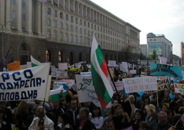 Предвиждат протести ако няма увеличение на учителските заплати и 3