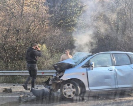 Млад мъж загина след челен удар в дърво в Бургаско