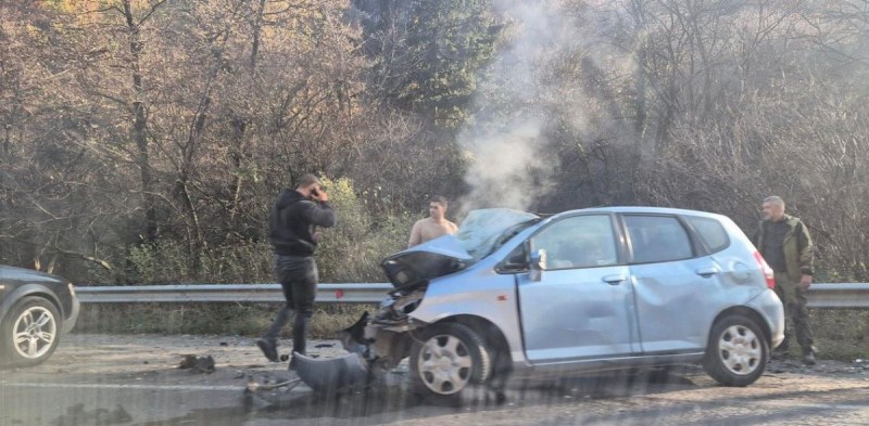 Млад мъж загина след челен удар в дърво в Бургаско