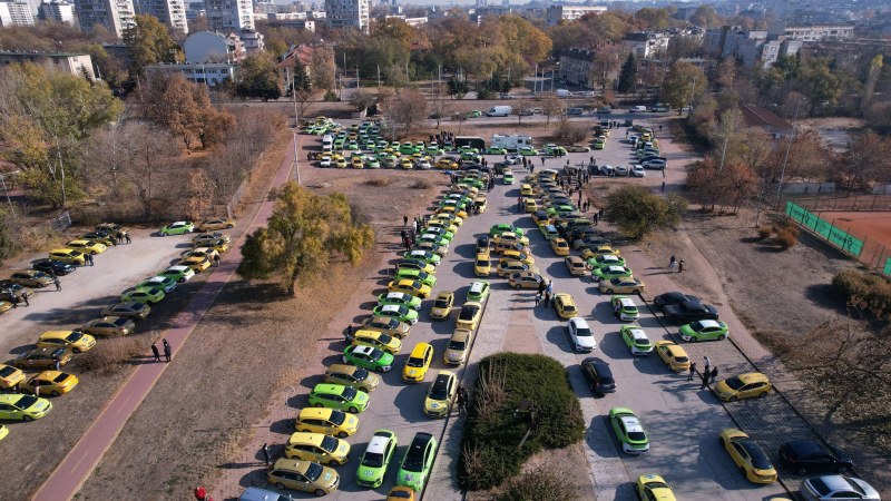 1200 таксита на протест срещу високите застраховки! Следващите са гражданите!, предупреждават те