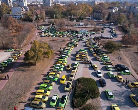 1200 таксита на протест срещу високите застраховки! Следващите са гражданите!, предупреждават те