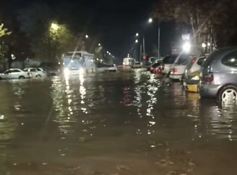 Голяма ВиК авария в Тракия! Водата е над гумите на колите, движението е затруднено