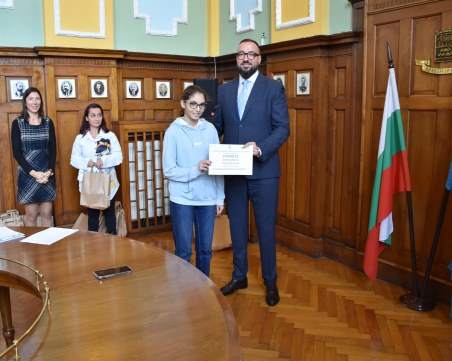 Заместник-кметът Владимир Темелков награди победителите в конкурса по случай Европейската седмица за намаляване на отпадъците