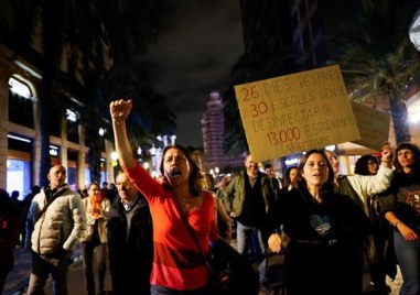 Семейства и учители протестираха днес в испанския град във Валенсия