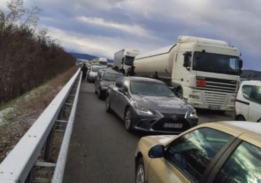 Ограничено е движението по автомагистрала Струма  в района на пътен