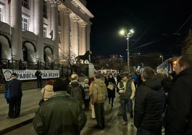 Протестиращи и тази сряда се събраха пред Съдебната палата в