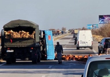 Военен камион се обърна на автомагистрала Тракия в района на