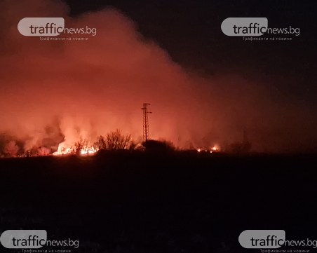 Пожар избухна в Костиево, жител: Повече от два часа гори ВИДЕО