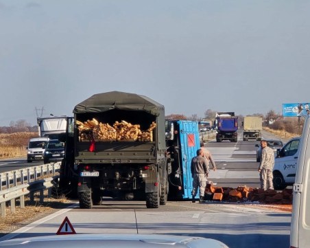 След катастрофата с камион на МО: Военни от Крумово пътуват с кран към АМ 