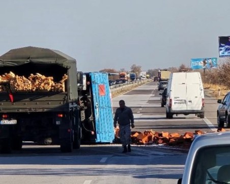 Военен камион се обърна на АМ 