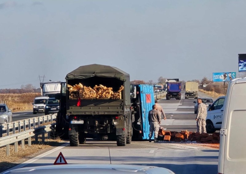 След катастрофата с камион на МО: Военни от Крумово пътуват с кран към АМ 