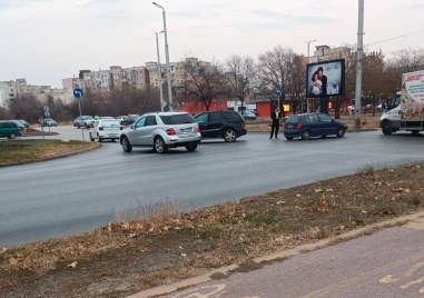 Катастрофа затруднява движението на кръгово кръстовище в Тракия За това