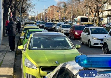 Таксиметровият бранш замразява към този момент националния протест след като