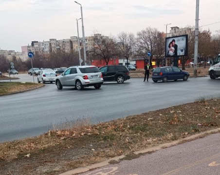 Катастрофа затруднява движението на кръгово кръстовище в Тракия