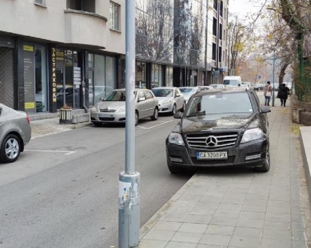 Столичани в повече! Софийски мерцедес блокира тротоар на пловдивска улица