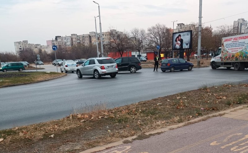 Катастрофа затруднява движението на кръгово кръстовище в Тракия