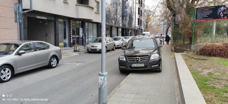 Столичани в повече! Софийски мерцедес блокира тротоар на пловдивска улица