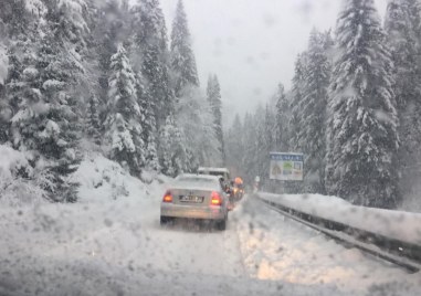 Сняг вали в почти цялата област Смолян след падане на