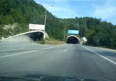 Движението на всички автомобили в тръбата в посока Бургас на