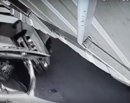 18-годишна шофьорка помете паркирала кола пред магазин в Пазарджик