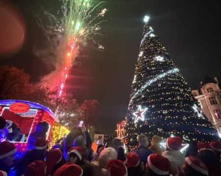 С фойерверки и в присъствието на Дядо Коледа! Запалиха светлините на елхата в центъра на Пловдив