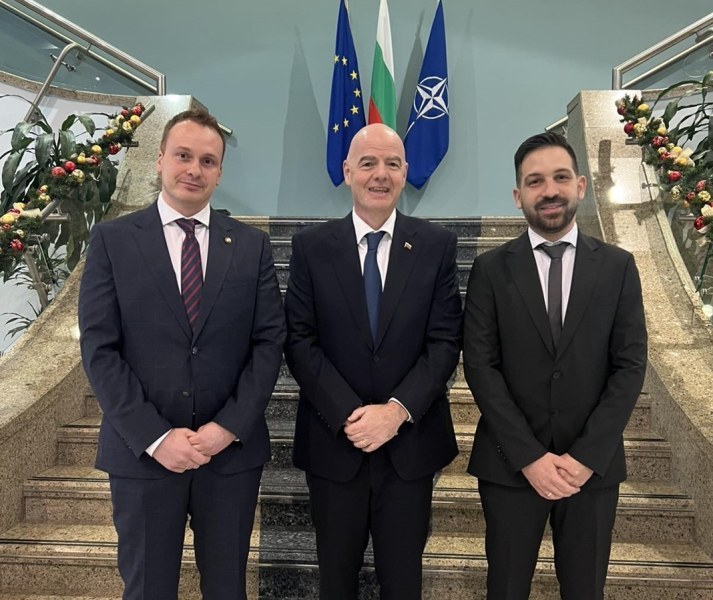 Президентът на ФИФА Джани Инфантино говори пред репортерите пред музея