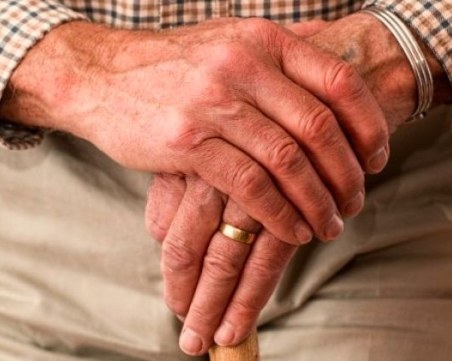 Пенсионер е бил пребит със стол в дом за възрастни хора