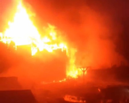 Пет часа огнеборци гасиха голям пожар в Столипиново, изгоряха няколко постройки