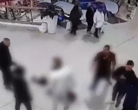 Пуснаха на свобода тийнейджърите, обвинени за нападението над служител в мол