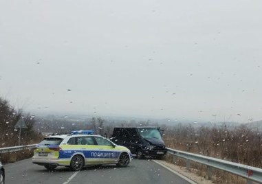 Лек автомобил шофиран от жена и микробус са се сблъскали