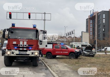 Катастрофа между два автомобила е станала преди минути на кръстовището