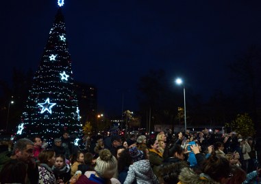 Вчера беше дадено началото на светлите коледни празници в район 