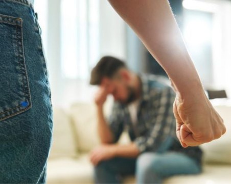 22-годишна жена преби мъжа си, той е в болница