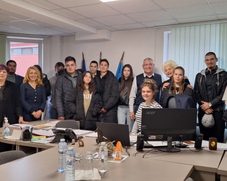 Емил Русинов домакинства открит урок в кметството в „Източен