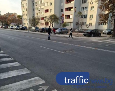 Деца и възрастни се хвърлят пред колите на пловдивски булевард, пешеходната пътека им била далеч