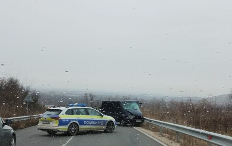 Катастрофа затвори пътя Пазарджик-Пещера, има пострадали