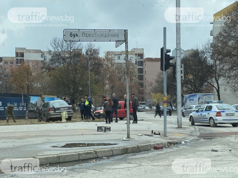 Катастрофа между два автомобила е станала преди минути на бул.