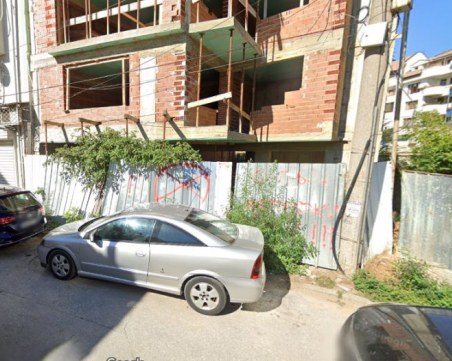 Глобиха строител от Пловдив заради разбит тротоар, снимка от Google Maps бутна санкцията